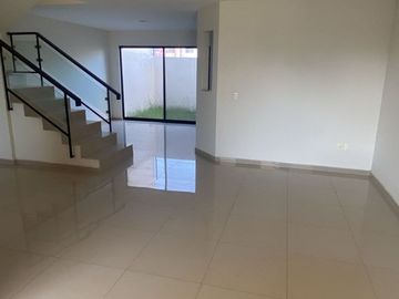 Casa a espaldas del tianguis del sol
