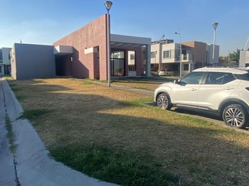 Casa a espaldas del tianguis del sol