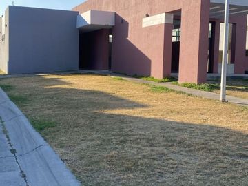 Casa a espaldas del tianguis del sol