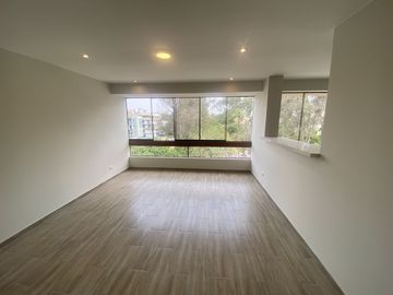 FLAT REMODELADO, URB. CERRADA CON PARQUE PRIVADO. VISTA EXTERNA A PARQUE