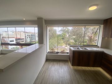 FLAT REMODELADO, URB. CERRADA CON PARQUE PRIVADO. VISTA EXTERNA A PARQUE