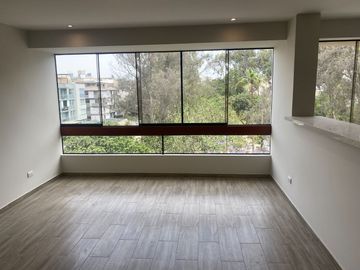 FLAT REMODELADO, URB. CERRADA CON PARQUE PRIVADO. VISTA EXTERNA A PARQUE
