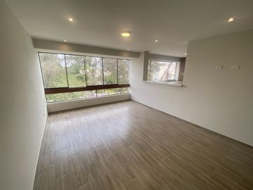 FLAT REMODELADO, URB. CERRADA CON PARQUE PRIVADO. VISTA EXTERNA A PARQUE