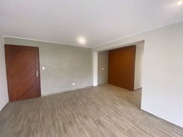 FLAT REMODELADO, URB. CERRADA CON PARQUE PRIVADO. VISTA EXTERNA A PARQUE