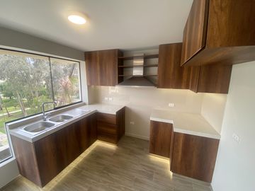 FLAT REMODELADO, URB. CERRADA CON PARQUE PRIVADO. VISTA EXTERNA A PARQUE