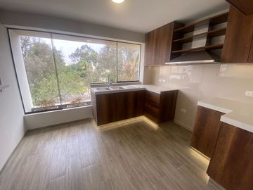 FLAT REMODELADO, URB. CERRADA CON PARQUE PRIVADO. VISTA EXTERNA A PARQUE