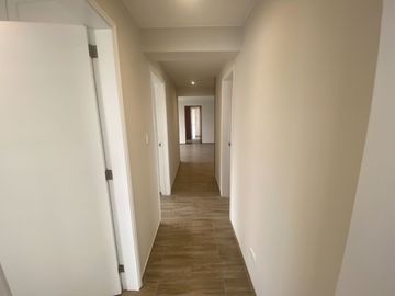 FLAT REMODELADO, URB. CERRADA CON PARQUE PRIVADO. VISTA EXTERNA A PARQUE