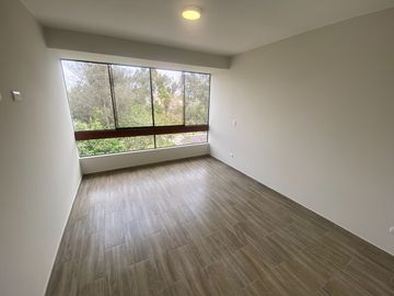 FLAT REMODELADO, URB. CERRADA CON PARQUE PRIVADO. VISTA EXTERNA A PARQUE