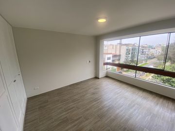 FLAT REMODELADO, URB. CERRADA CON PARQUE PRIVADO. VISTA EXTERNA A PARQUE
