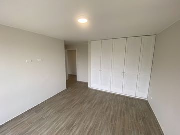 FLAT REMODELADO, URB. CERRADA CON PARQUE PRIVADO. VISTA EXTERNA A PARQUE