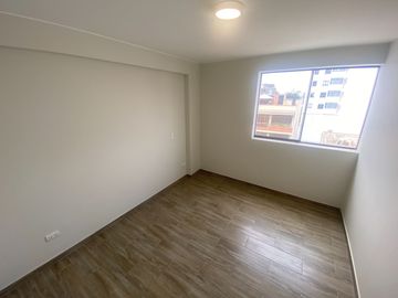 FLAT REMODELADO, URB. CERRADA CON PARQUE PRIVADO. VISTA EXTERNA A PARQUE