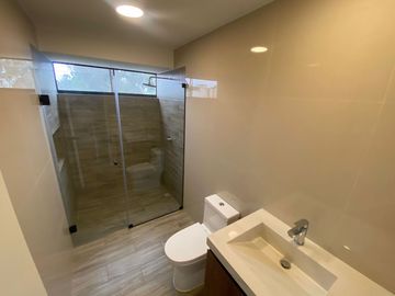 FLAT REMODELADO, URB. CERRADA CON PARQUE PRIVADO. VISTA EXTERNA A PARQUE