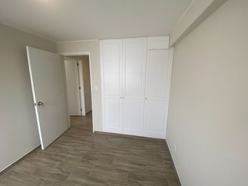 FLAT REMODELADO, URB. CERRADA CON PARQUE PRIVADO. VISTA EXTERNA A PARQUE