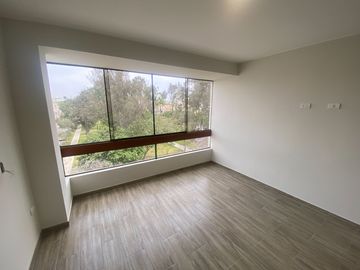 FLAT REMODELADO, URB. CERRADA CON PARQUE PRIVADO. VISTA EXTERNA A PARQUE