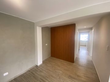 FLAT REMODELADO, URB. CERRADA CON PARQUE PRIVADO. VISTA EXTERNA A PARQUE