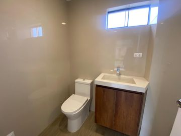 FLAT REMODELADO, URB. CERRADA CON PARQUE PRIVADO. VISTA EXTERNA A PARQUE