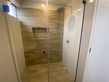 FLAT REMODELADO, URB. CERRADA CON PARQUE PRIVADO. VISTA EXTERNA A PARQUE