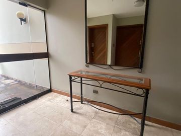 FLAT REMODELADO, URB. CERRADA CON PARQUE PRIVADO. VISTA EXTERNA A PARQUE