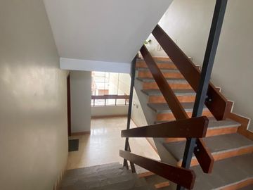 FLAT REMODELADO, URB. CERRADA CON PARQUE PRIVADO. VISTA EXTERNA A PARQUE