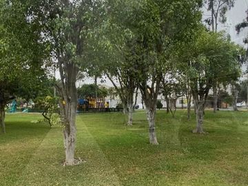 FLAT REMODELADO, URB. CERRADA CON PARQUE PRIVADO. VISTA EXTERNA A PARQUE