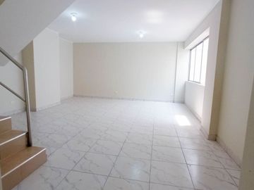 Venta De Lindo Dúplex En Los Olivos