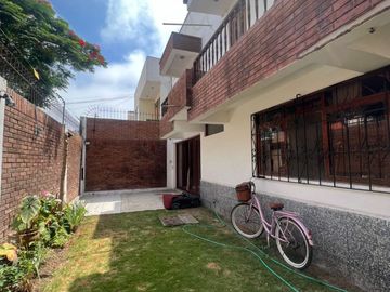 VENDO AMPLIA CASA EN ESQUINA  EN LA MEJOR ZONA DE  PUEBLO LIBRE