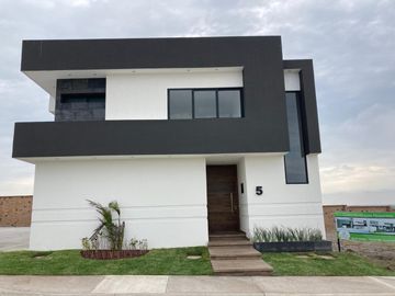 CASA NUEVA CON ALBERCA EN VENTA