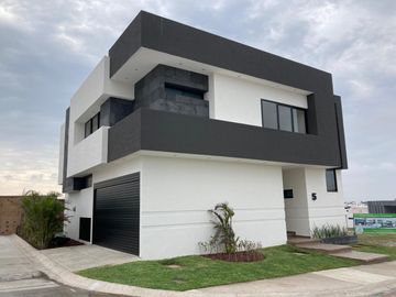 CASA NUEVA CON ALBERCA EN VENTA
