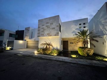 CASA CON ALBERCA EN VENTA