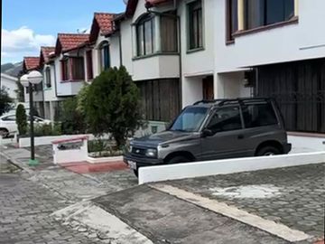 Casa de venta San Rafael, sector Sangolqui en conjunto privado, esquinera, 2 garajes , oportunidad