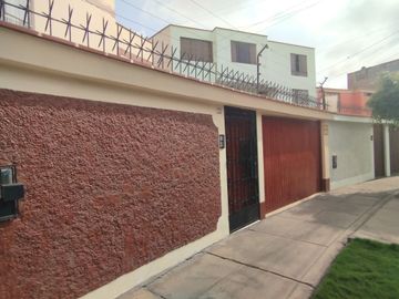 ¡Venta de Hermosa Casa en el Límite de Pueblo Libre!
