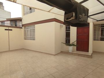 ¡Venta de Hermosa Casa en el Límite de Pueblo Libre!