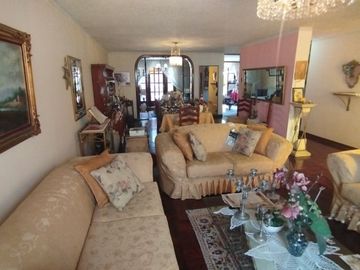 ¡Venta de Hermosa Casa en el Límite de Pueblo Libre!