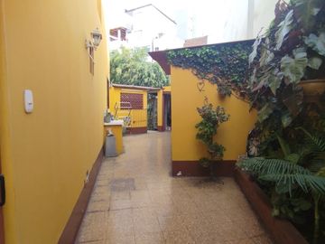 ¡Venta de Hermosa Casa en el Límite de Pueblo Libre!