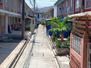 VENTA DE CASA DE 2 PISOS EN URBANIZACION BEATA MERCEDES MOLINA