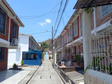 VENTA DE CASA DE 2 PISOS EN URBANIZACION BEATA MERCEDES MOLINA
