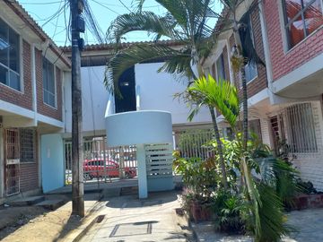 VENTA DE CASA DE 2 PISOS EN URBANIZACION BEATA MERCEDES MOLINA