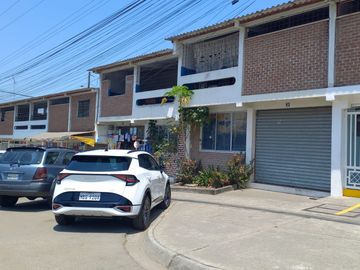VENTA DE CASA DE 2 PISOS EN URBANIZACION BEATA MERCEDES MOLINA