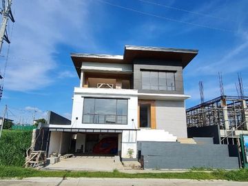 FOR SALE: Mondia, Nuvali, 3 Storey House and Lot
