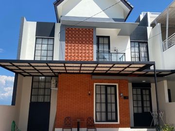 Rumah Heu Padasuka, Baru 2 LANTAI, Mewah Harga Murah, Dkt Cicaheum-Cicadas, Kota Bandung Jual Dijual