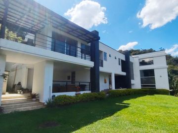 💥VENDO💥Casa Campestre en el exclusivo sector de Copacabana Barrio Pedregal parte alta Parcelación El Paraíso.