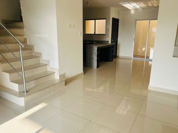 EN VENTA  CASA POR ESTRENAR  DE DOS PISOS DENTRO DE URBANIZACIÓN