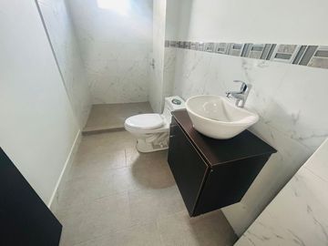 EN VENTA  CASA POR ESTRENAR  DE DOS PISOS DENTRO DE URBANIZACIÓN