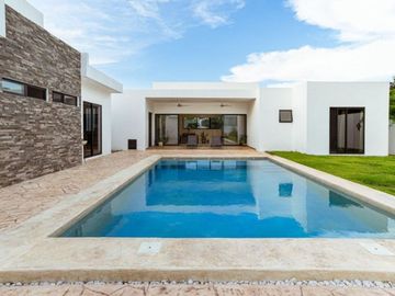 Casa con jardín y alberca privada, en venta, Rejoyada, Mérida