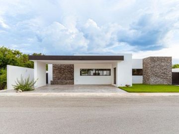 Casa con jardín y alberca privada, en venta, Rejoyada, Mérida