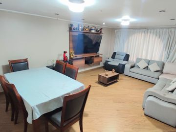 Casa de 3 Pisos con Cochera Automática, Patio con Parrilla y Jardín
