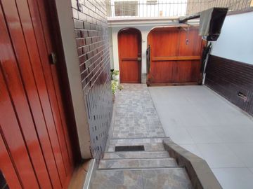 Casa de 3 Pisos con Cochera Automática, Patio con Parrilla y Jardín