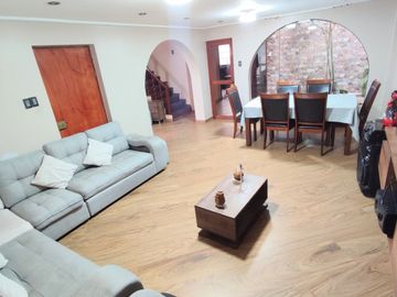 Casa de 3 Pisos con Cochera Automática, Patio con Parrilla y Jardín