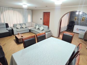 Casa de 3 Pisos con Cochera Automática, Patio con Parrilla y Jardín