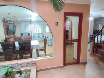 Casa de 3 Pisos con Cochera Automática, Patio con Parrilla y Jardín